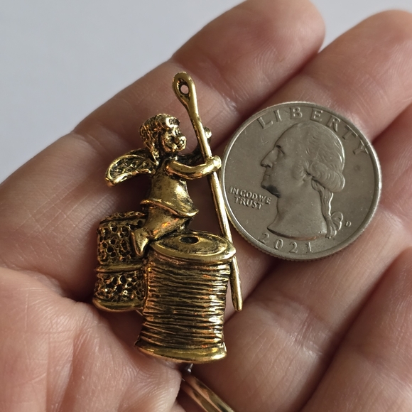 Vintage Camco brooch sewing angel pin gold tone sew needle thread angle - Picture 3 of 7